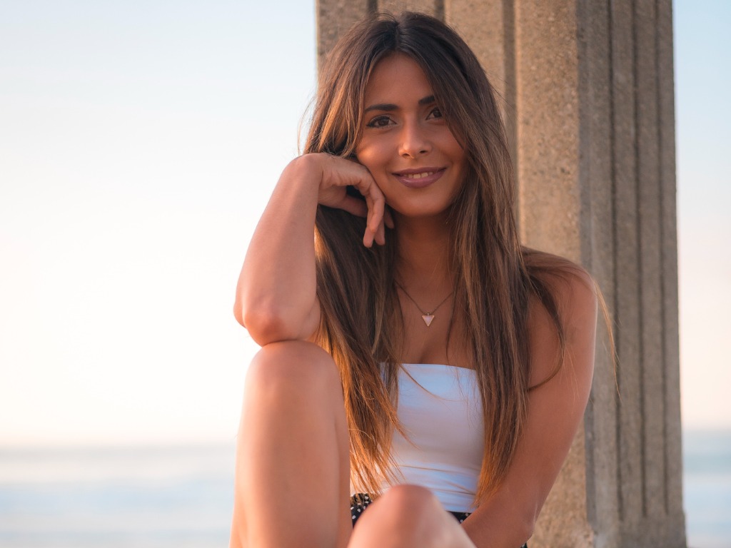 estilo de vida veraniego joven morena sentada con mar de fondo con falda y zapatillas blancas.jpg s1024x1024wisk20cWSF1sNGcOg J4MMZqaVSGOy7hcyA3e7Gyunk6vB cKs 3 -